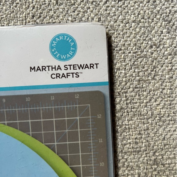 Martha Stewart Crafts large circle cutter - Picture 2 of 3